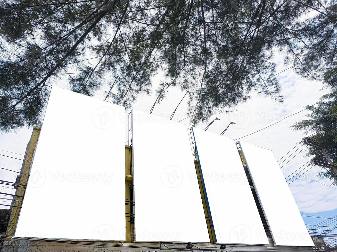 maquete de outdoors vazios na beira da estrada, modelos de pôsteres de publicidade em branco, maquetes de espaço reservado para banner de informações foto