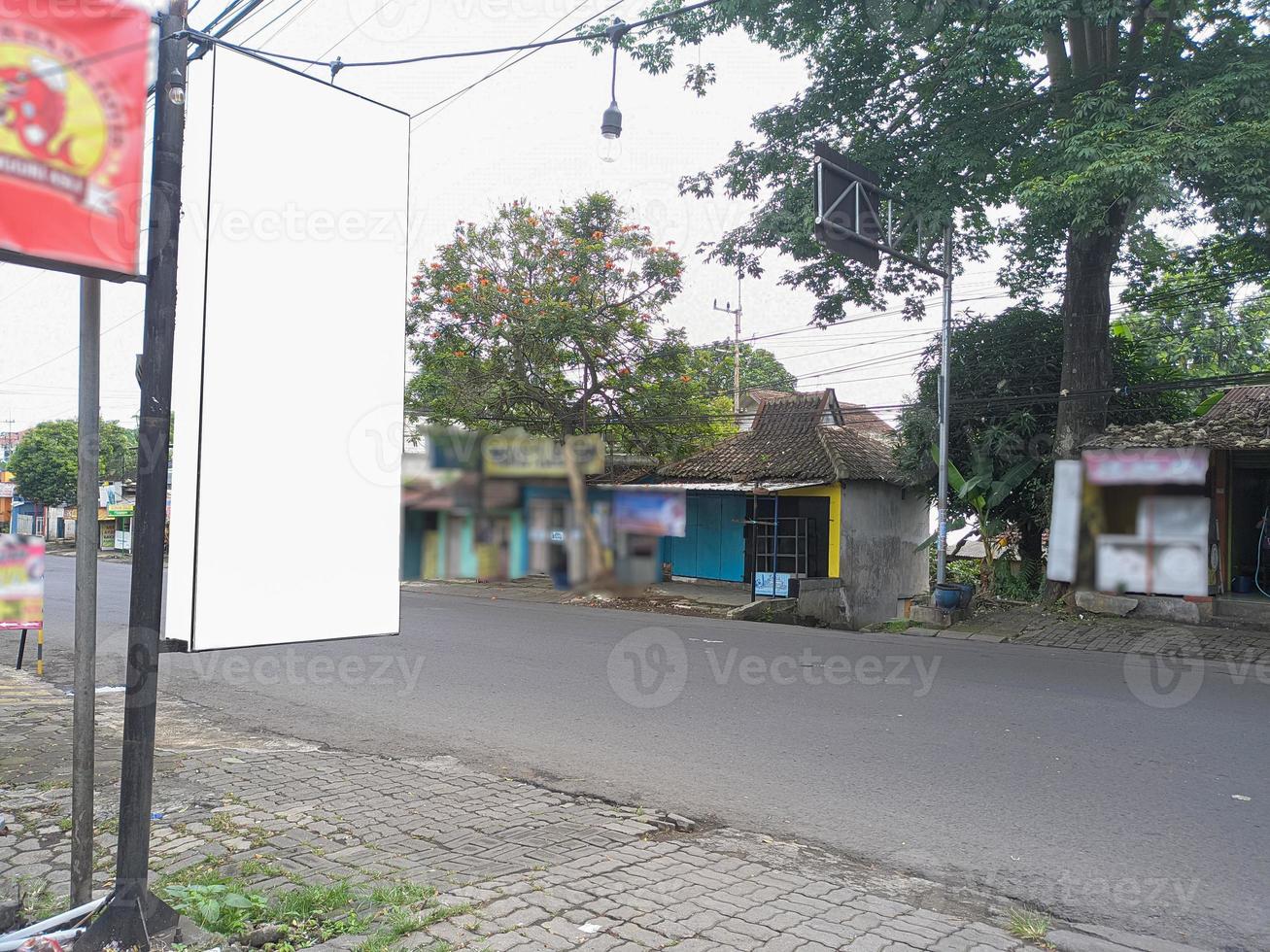 maquete de outdoors vazios na beira da estrada, modelos de pôsteres de publicidade em branco, maquetes de espaço reservado para banner de informações foto