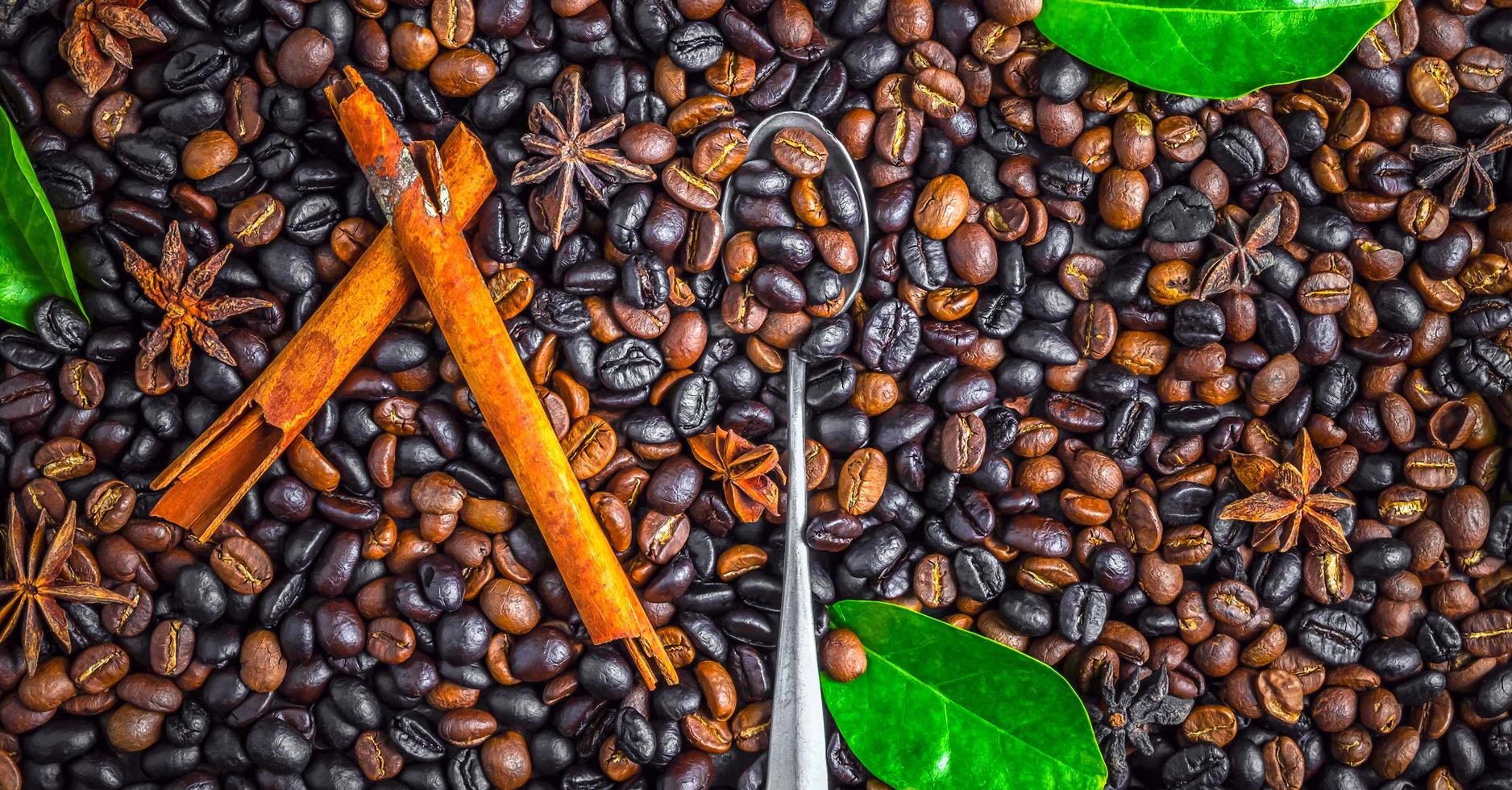 close-up de grãos de café torrados misturados ou grãos de café torrados escuros e médios vista superior foto