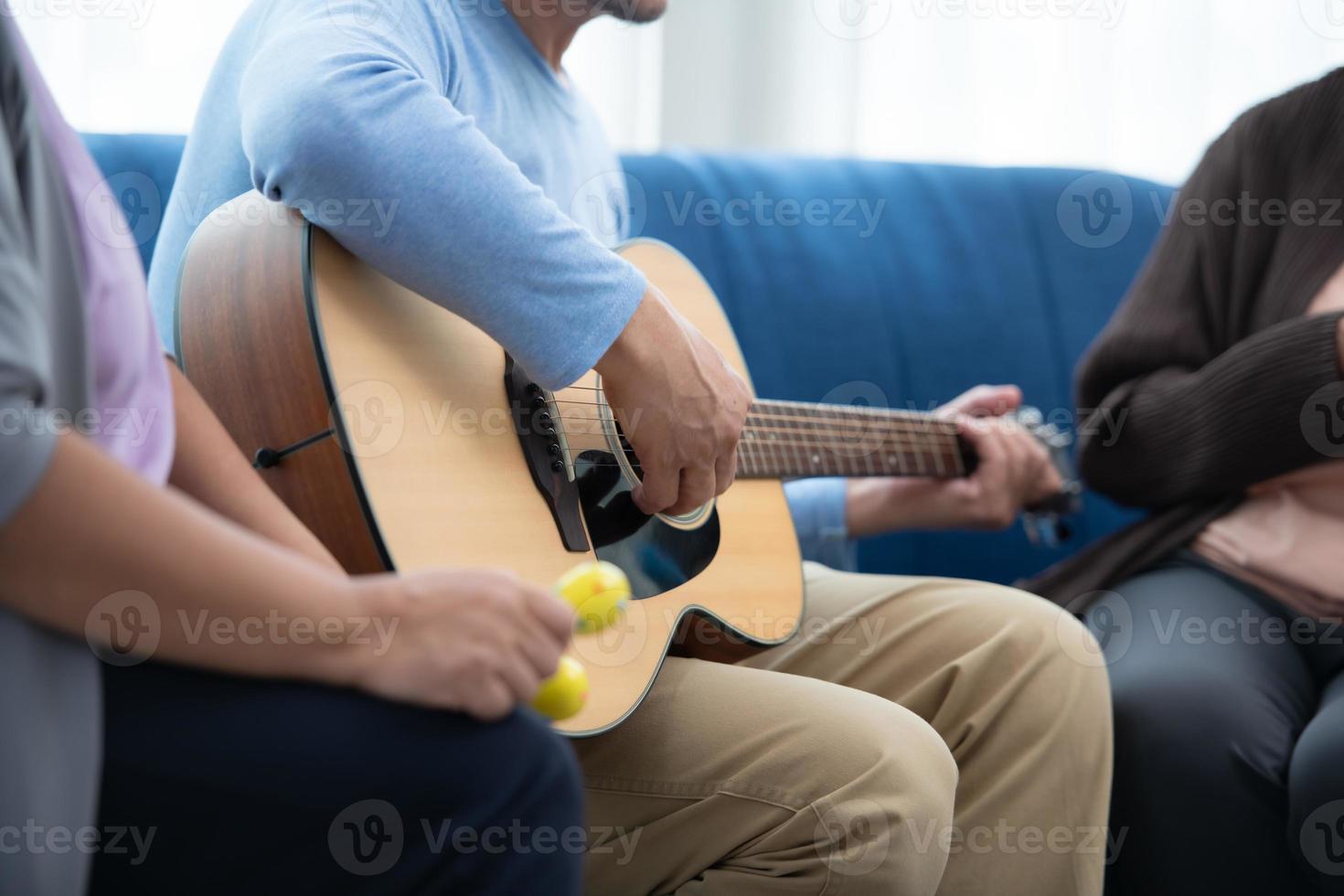 companheiros de idosos para relaxar durante o fim de semana, se reúnem para atividades foto