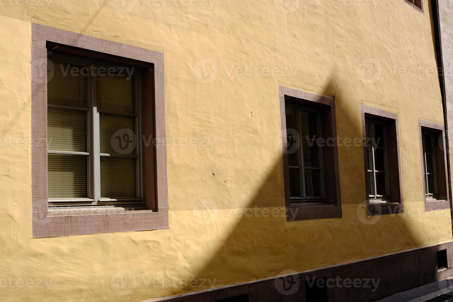 janela de madeira vintage no fundo da parede de estuque com sombra e feixe de luz em estilo minimalista. foto