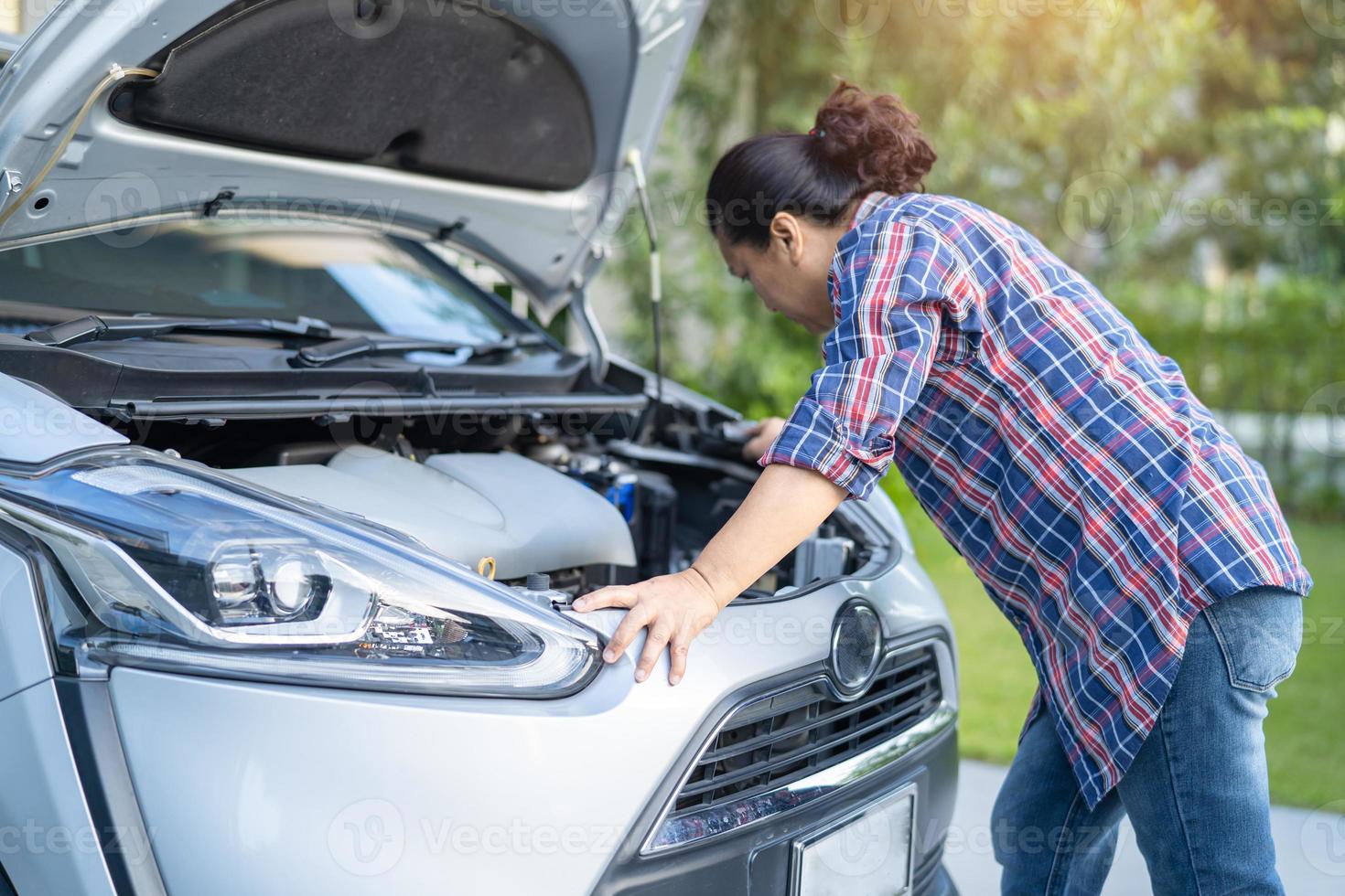 Abra o sistema do motor mecânico do capô para verificar e reparar danos ao acidente de carro. foto