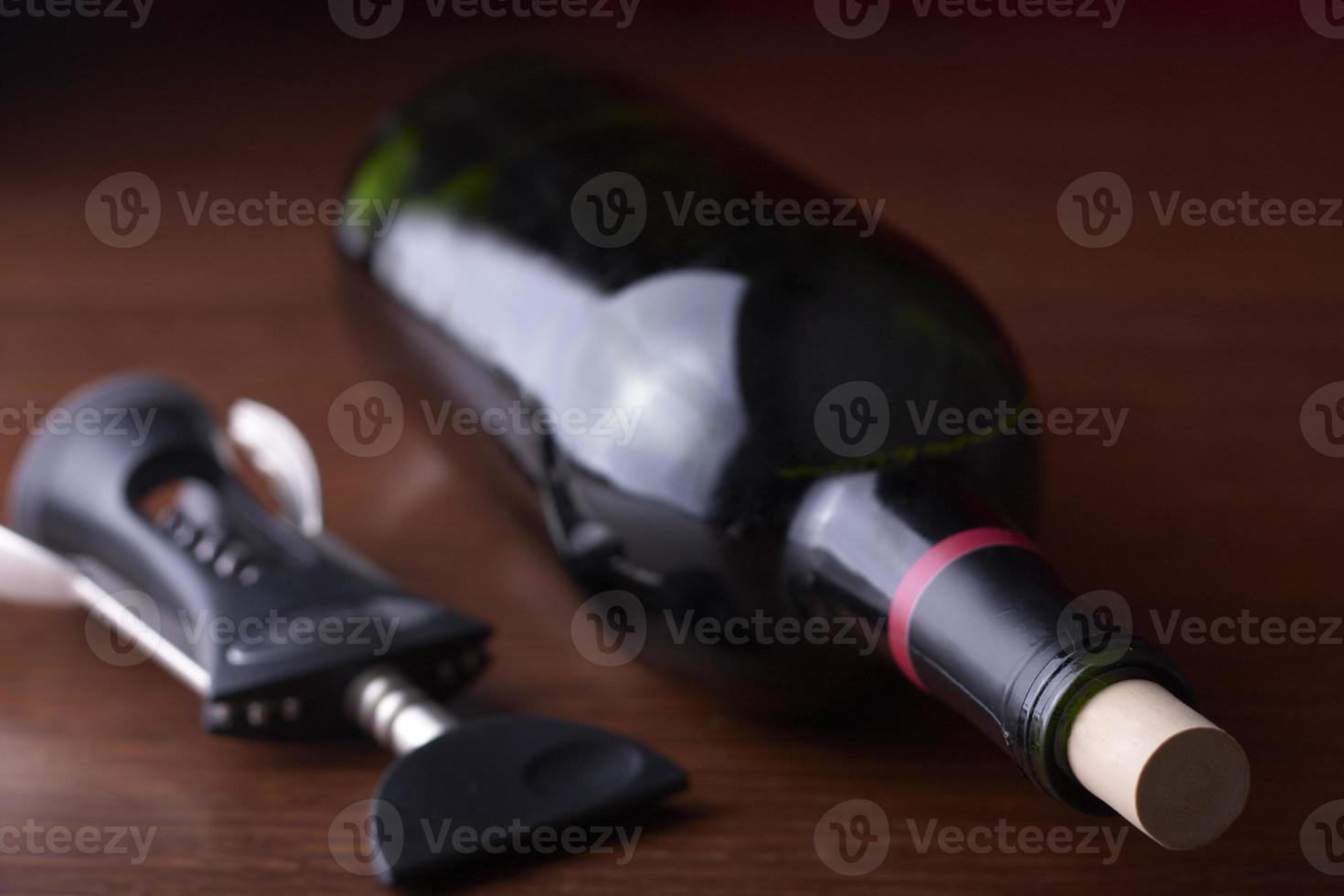 parafuso de cortiça e uma garrafa de vinho foto