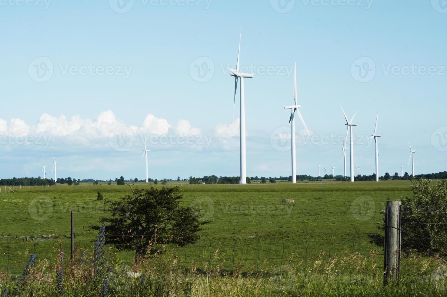 moinhos de vento estão contra um céu azul nublado foto