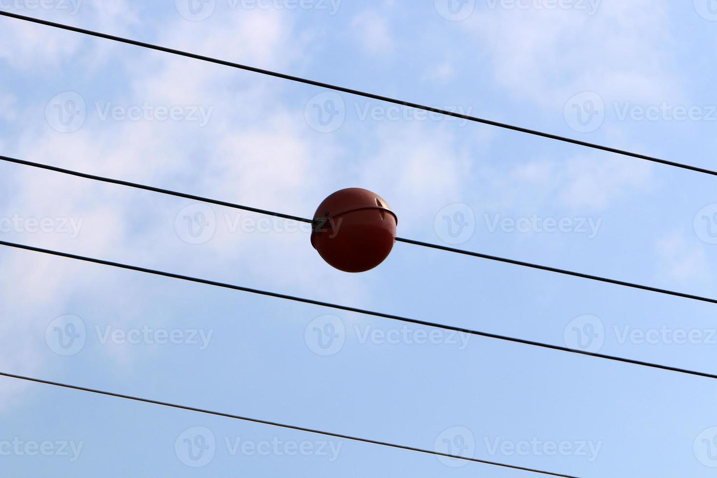 fios em um poste transportando corrente elétrica de alta tensão. foto