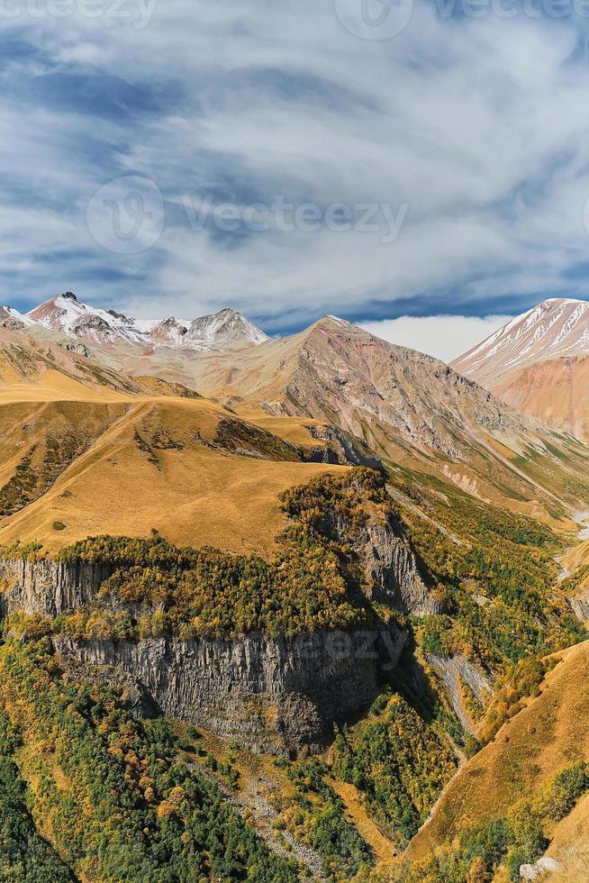 quadro vertical, cáucaso no outono. ideia para um banner ou cartão postal com espaço para texto, viajar para a geórgia, trekking nas montanhas foto