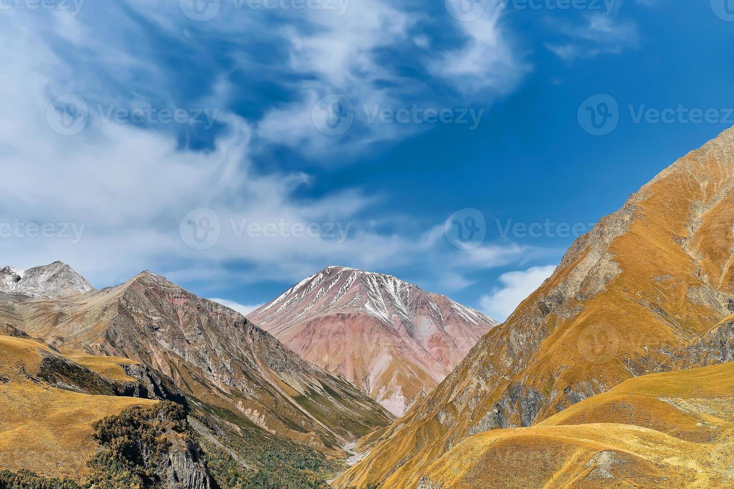 início do outono nas montanhas, vista das montanhas do cáucaso do vale do diabo. banner com espaço para texto, viagem à Geórgia, trekking nas montanhas foto