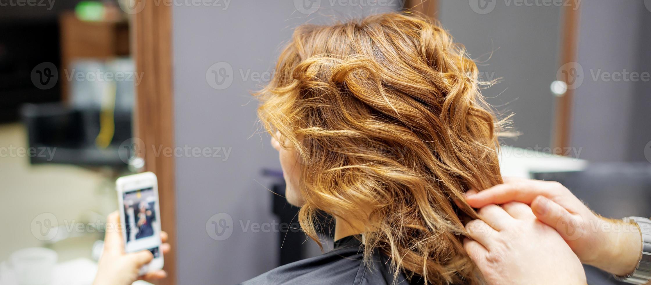 cabeleireira fazendo penteado para jovem foto