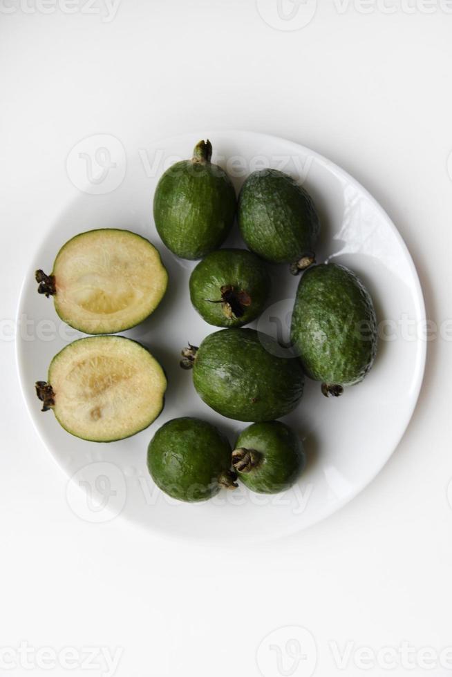 close-up de frutos feijoa verde sobre um fundo branco. belas frutas feijoa. foto