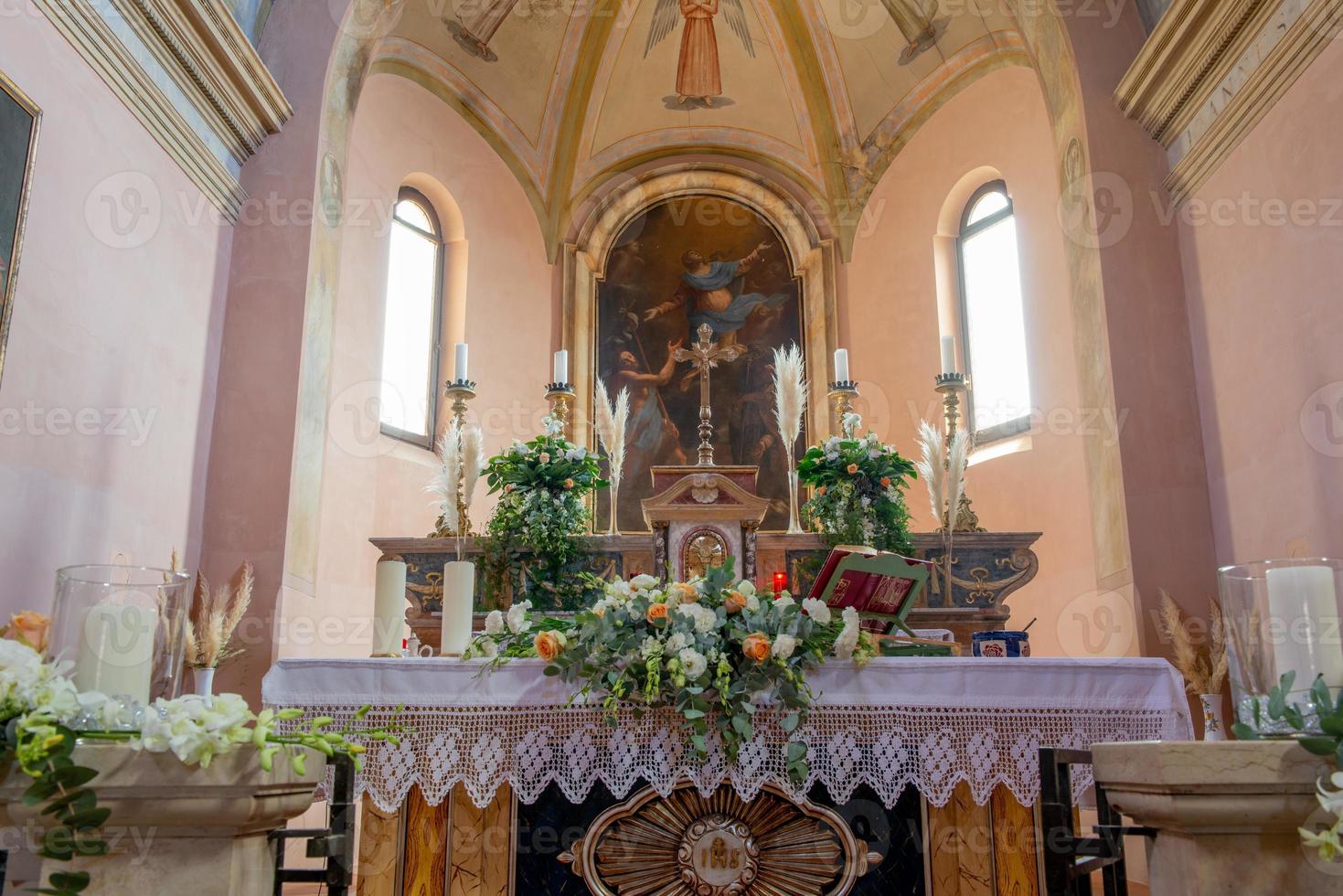 igreja decorada para cerimônia de casamento foto