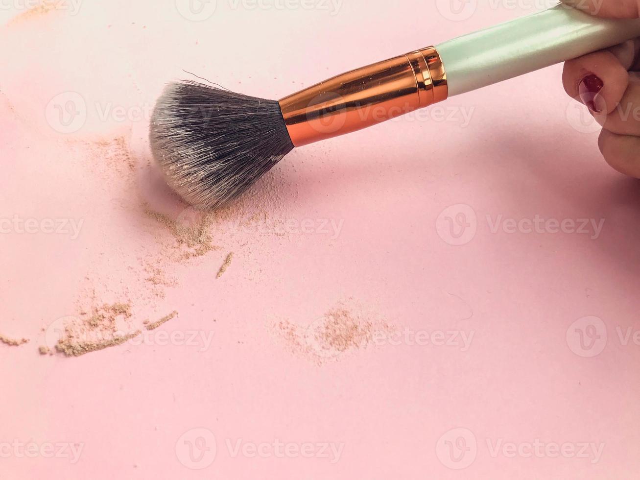 pincel de maquiagem profissional rosa para sombras em pó e olhos, isolado em fundo rosa foto