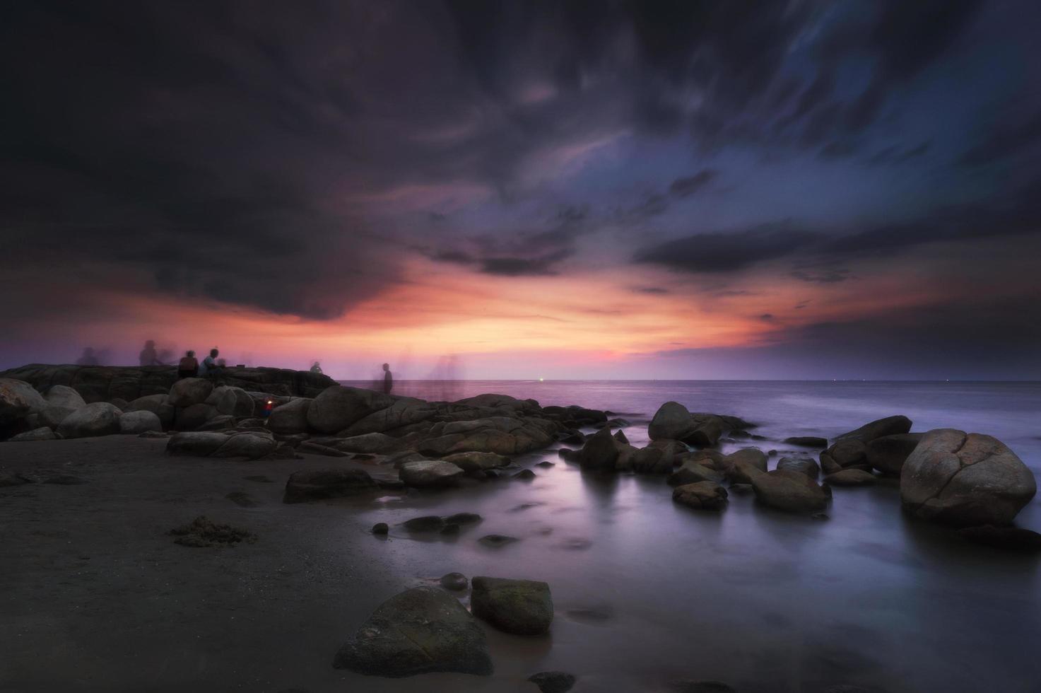 atividade na praia ao pôr do sol foto