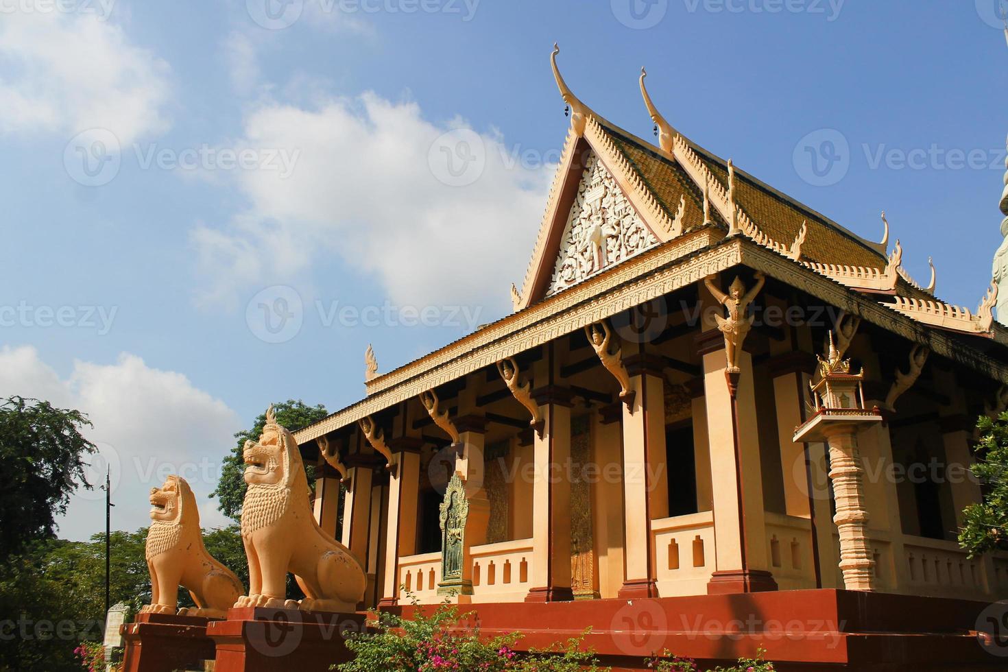 templos no camboja em uma manhã ensolarada foto