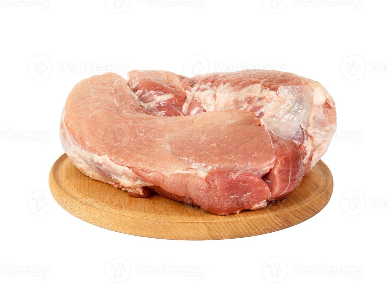carne de porco fresca na tábua redonda isolada sobre fundo branco foto