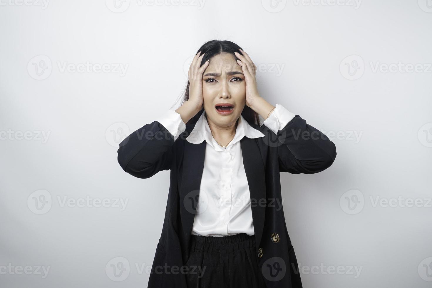 um retrato de uma mulher de negócios asiáticos vestindo um terno preto isolado por fundo branco parece deprimido foto