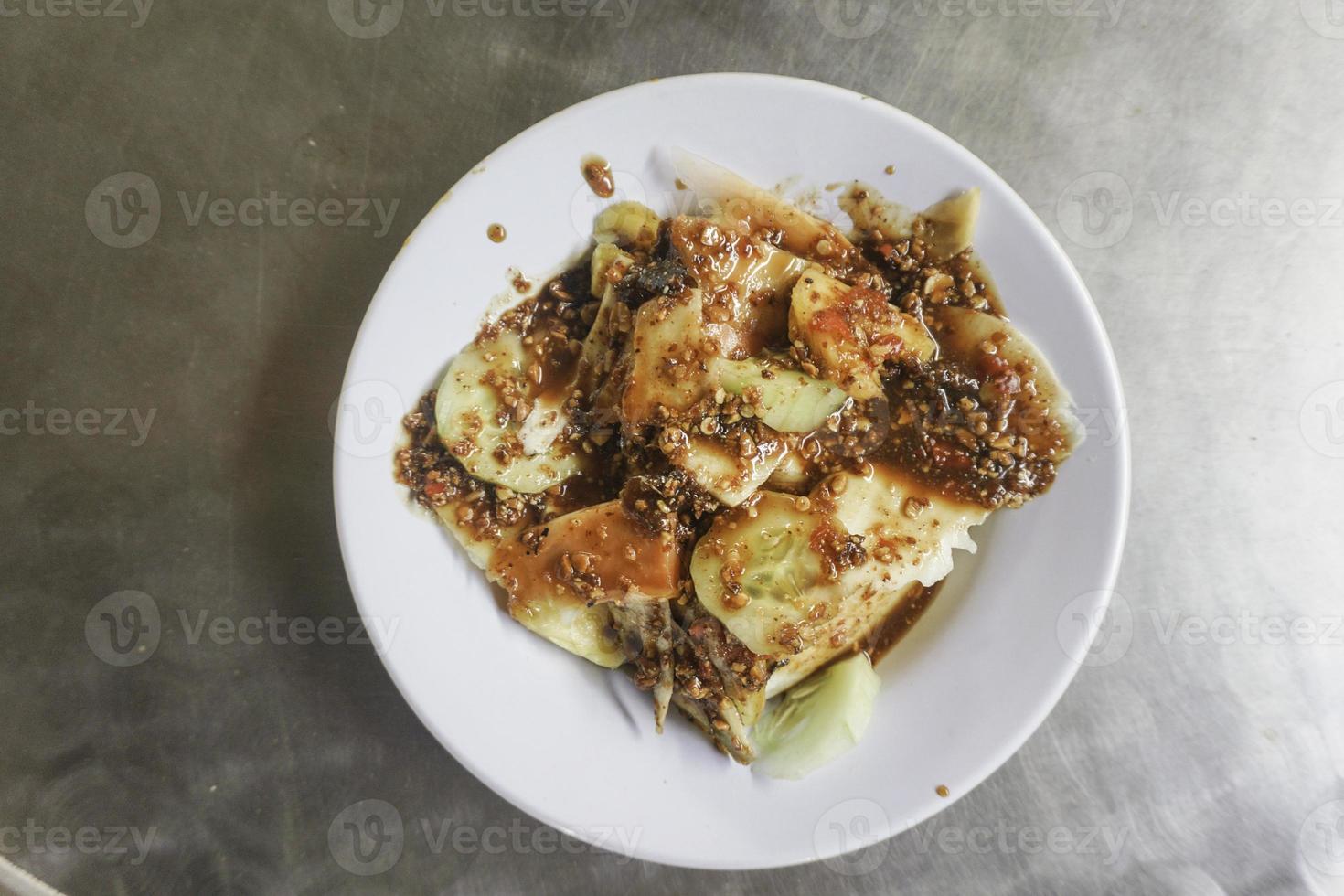 um retrato de salada de frutas indonésia com molho de amendoim chamado rujak foto