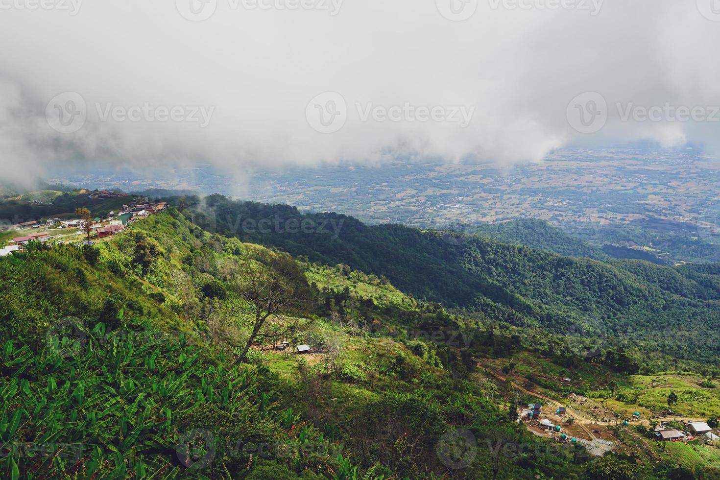 vista alta da província de phetchabun da montanha de phu thap boek, tailândia. tempo frio, montanhas altas e neblina espessa. foto