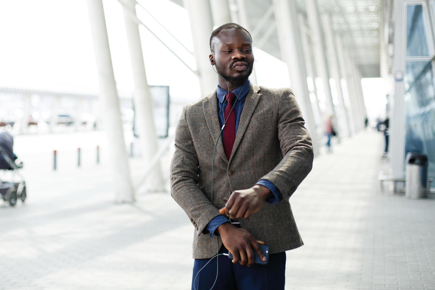 feliz homem de negócios afro-americano dançando foto