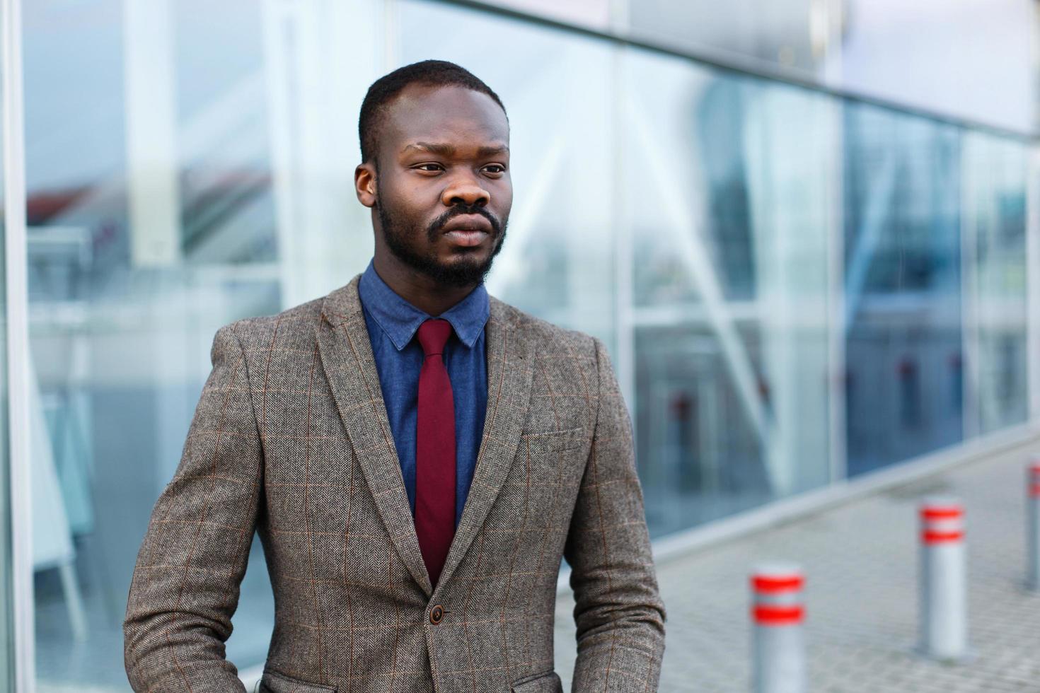 elegante empresário negro afro-americano posa de terno foto