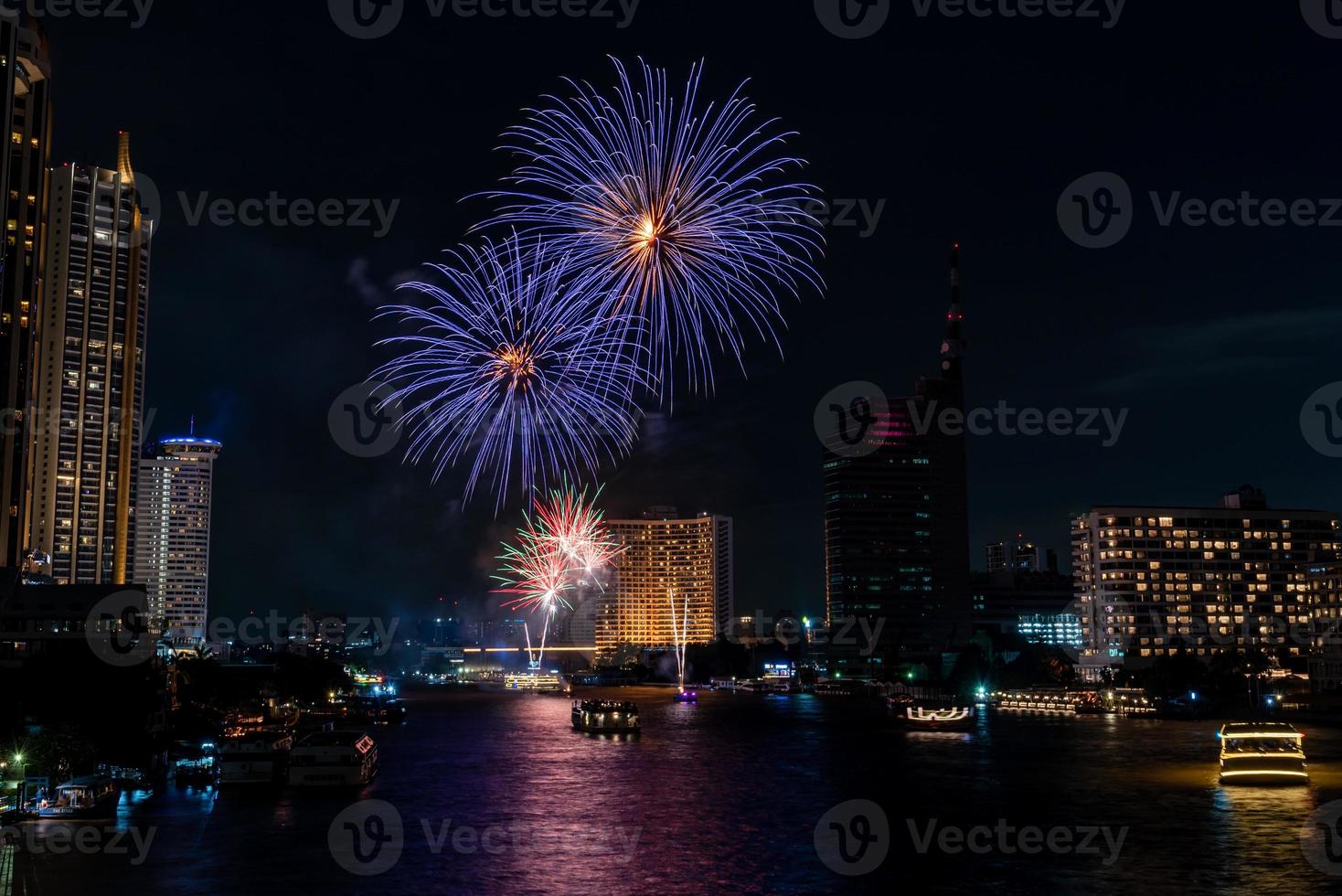 celebração de fogos de artifício no rio no céu escuro foto