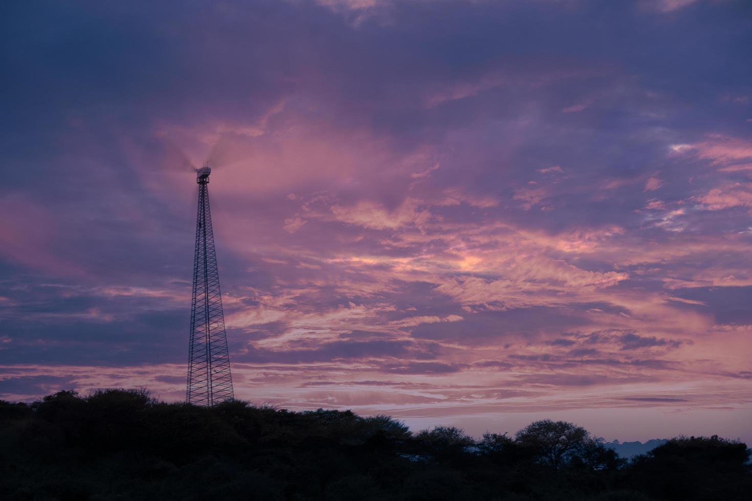 pôr do sol colorido e um moinho de vento foto