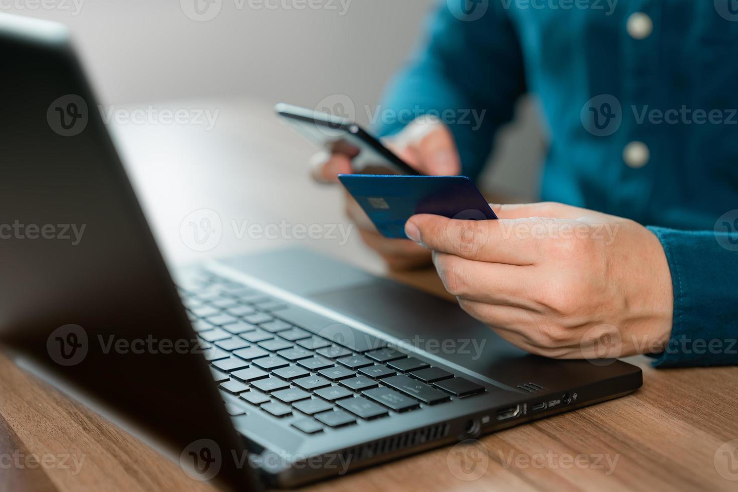 homem usando cartão de crédito para compras e compras online no celular. pagamento móvel com tecnologia de aplicativo de carteira. transferência de dinheiro digital, conceito bancário e comércio eletrônico. foto