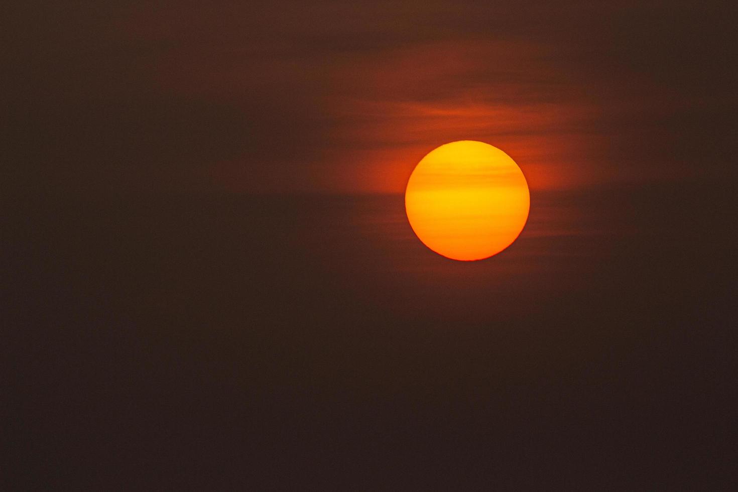 céu vermelho e sol foto