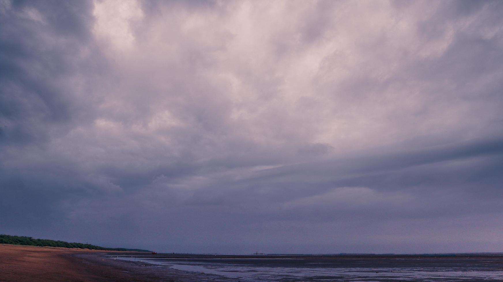 nuvens tempestuosas sobre um corpo de água foto