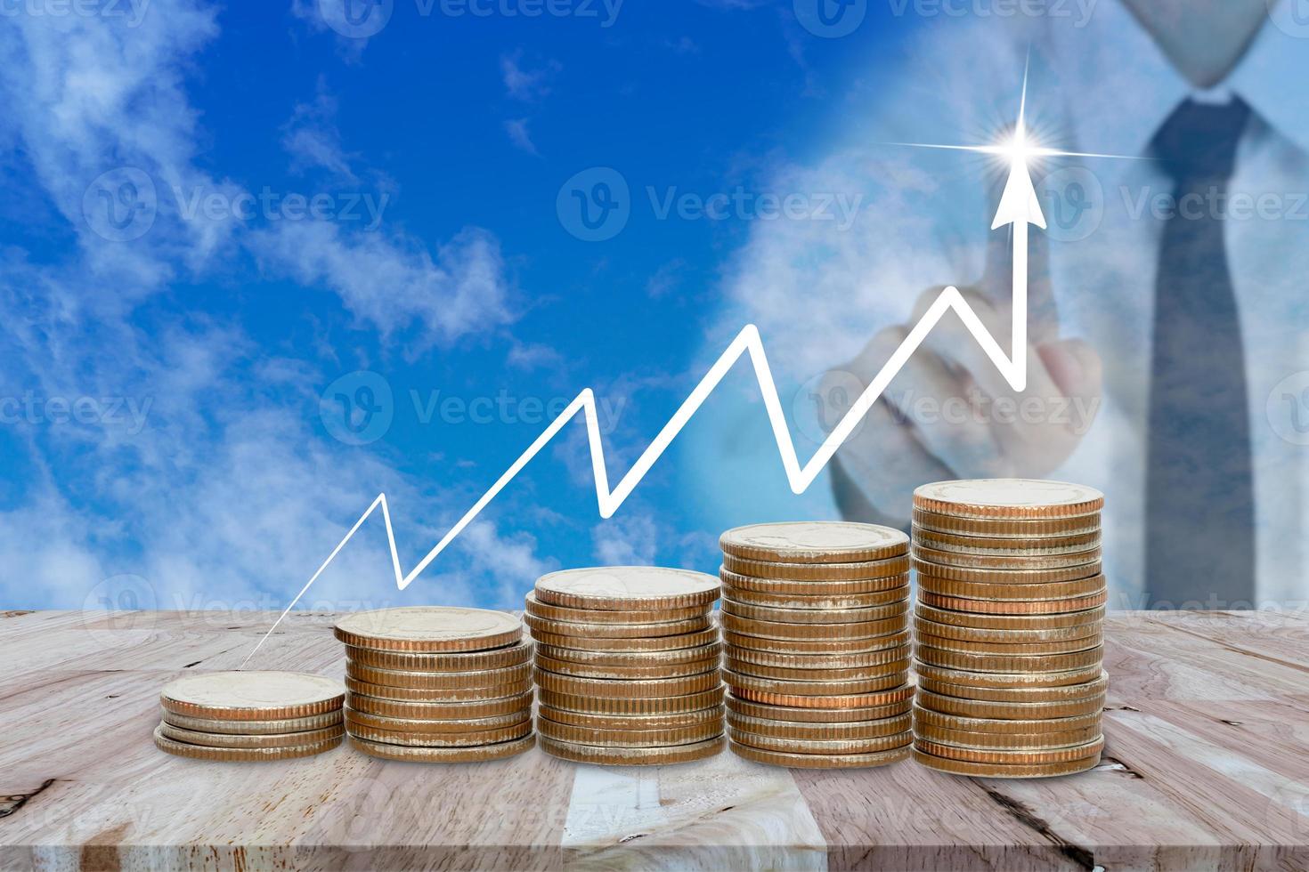 moedas na mesa de madeira com empresário turva plano de crescimento dos negócios e gráfico de indicadores e fundo do céu foto