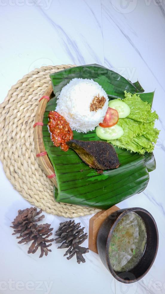 comida de baço em folha de bananeira com tema clássico e tradicional foto