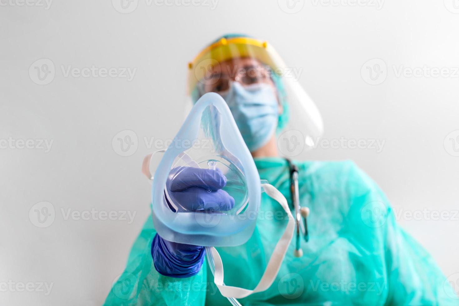 mulher médica segura máscara de oxigênio para inalar paciente com problema respiratório, coronavírus ou pulmões de ataque covid-19. profissional de saúde em equipamento de proteção colocado em diagnóstico de paciente de máscara de oxigênio de coronavírus foto