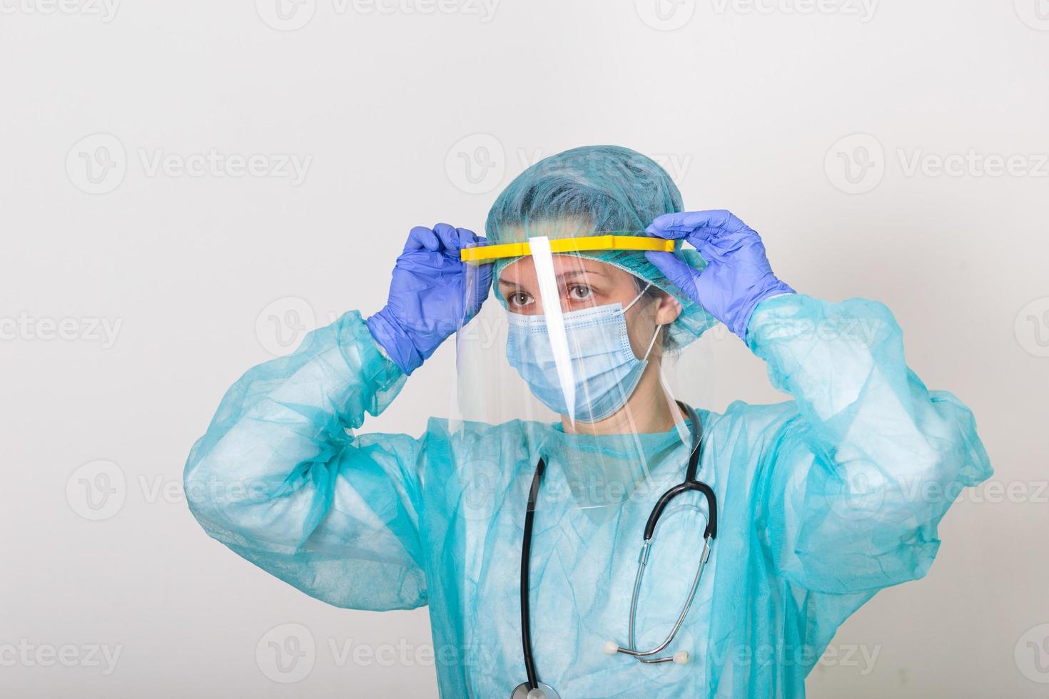 médico enfermeiro vestindo traje de proteção para combater o coronavírus covid 19 com surto de coronavírus de fundo branco ou covid-19, conceito de quarentena covid-19 foto