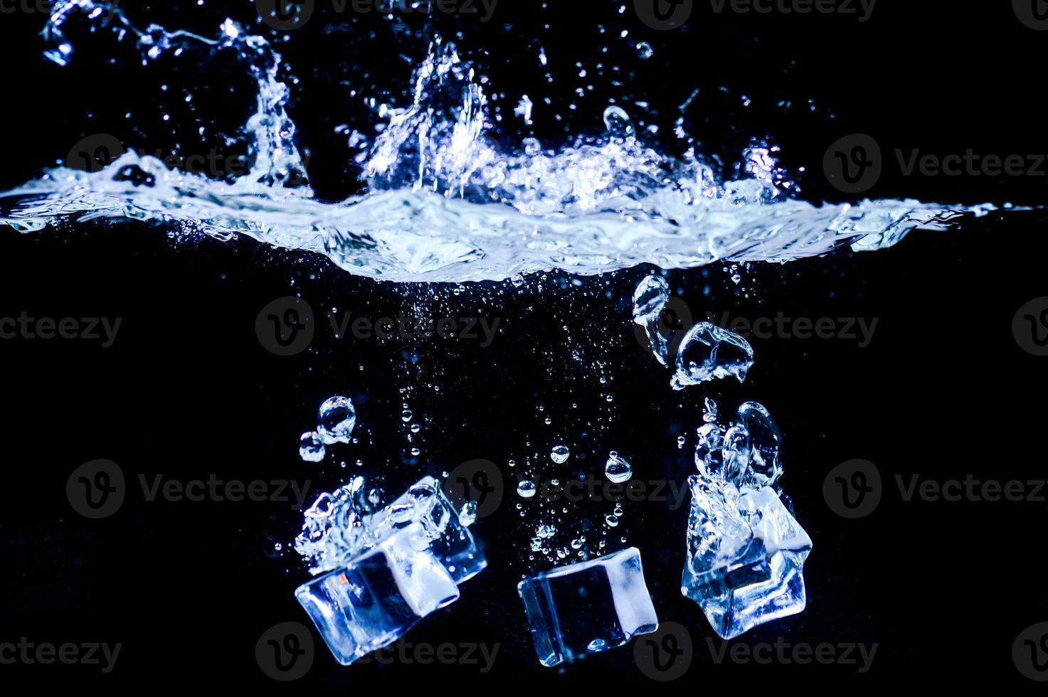 cubos de gelo em um fundo preto foto