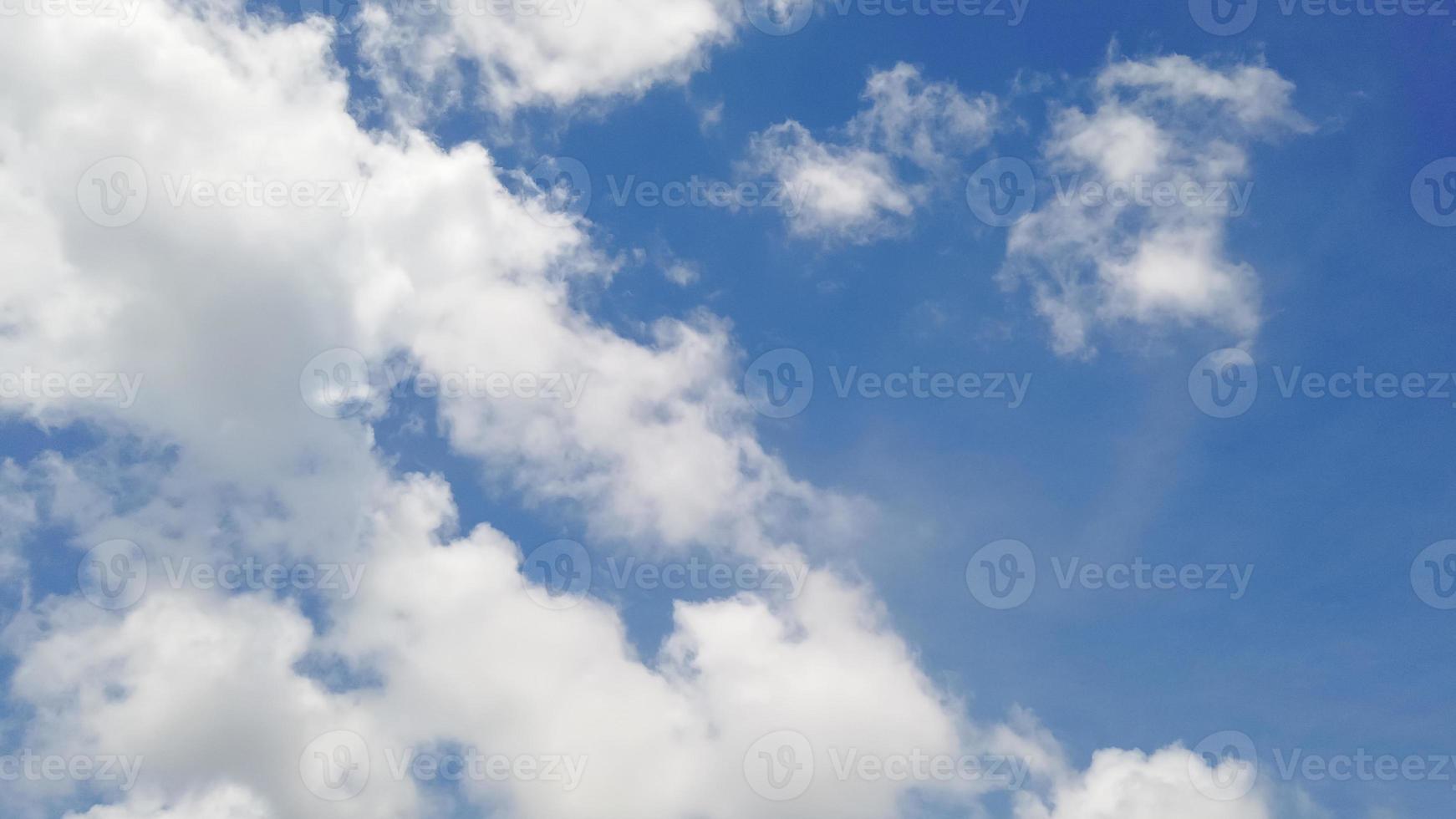 fundo abstrato de céu azul com pequenas nuvens foto