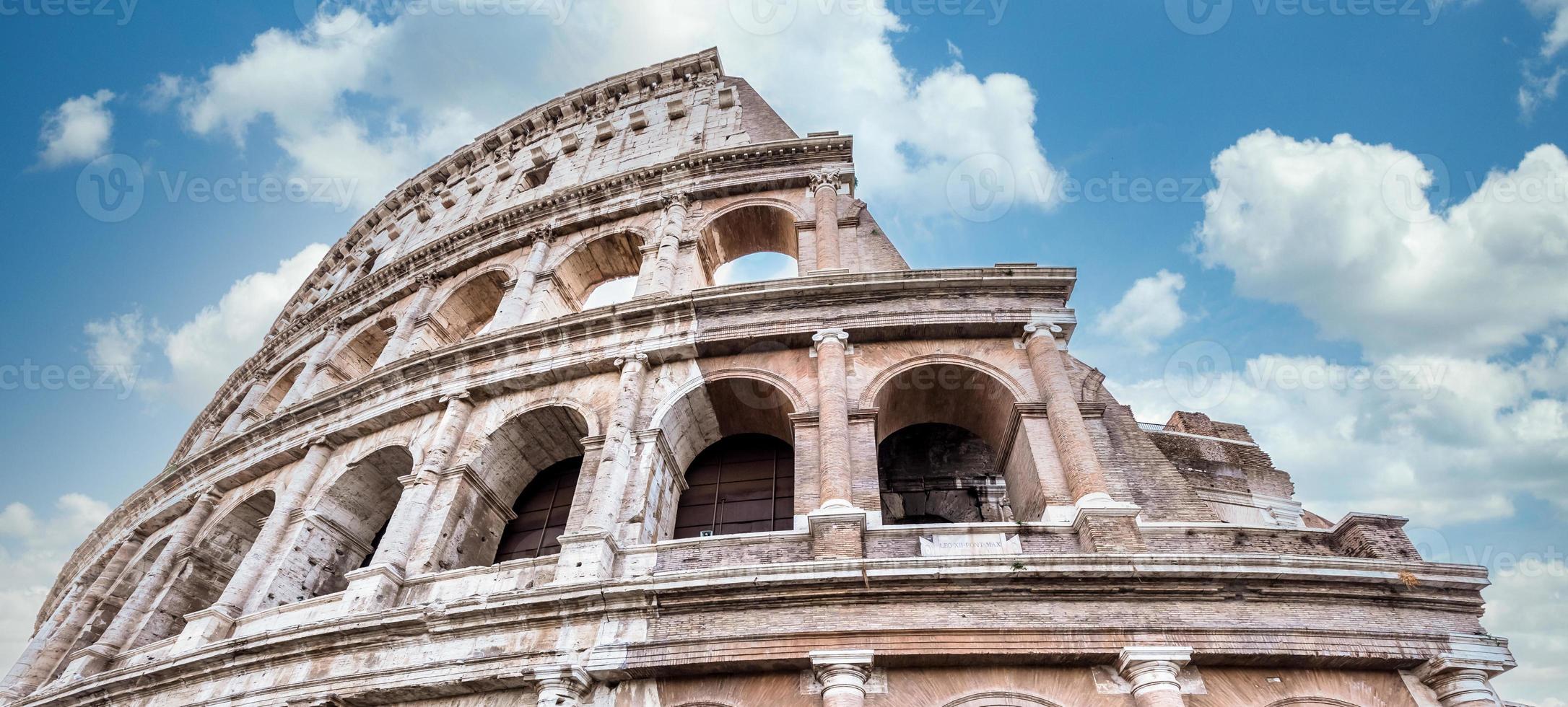 coliseu em roma, itália. o passeio italiano mais famoso no céu azul foto