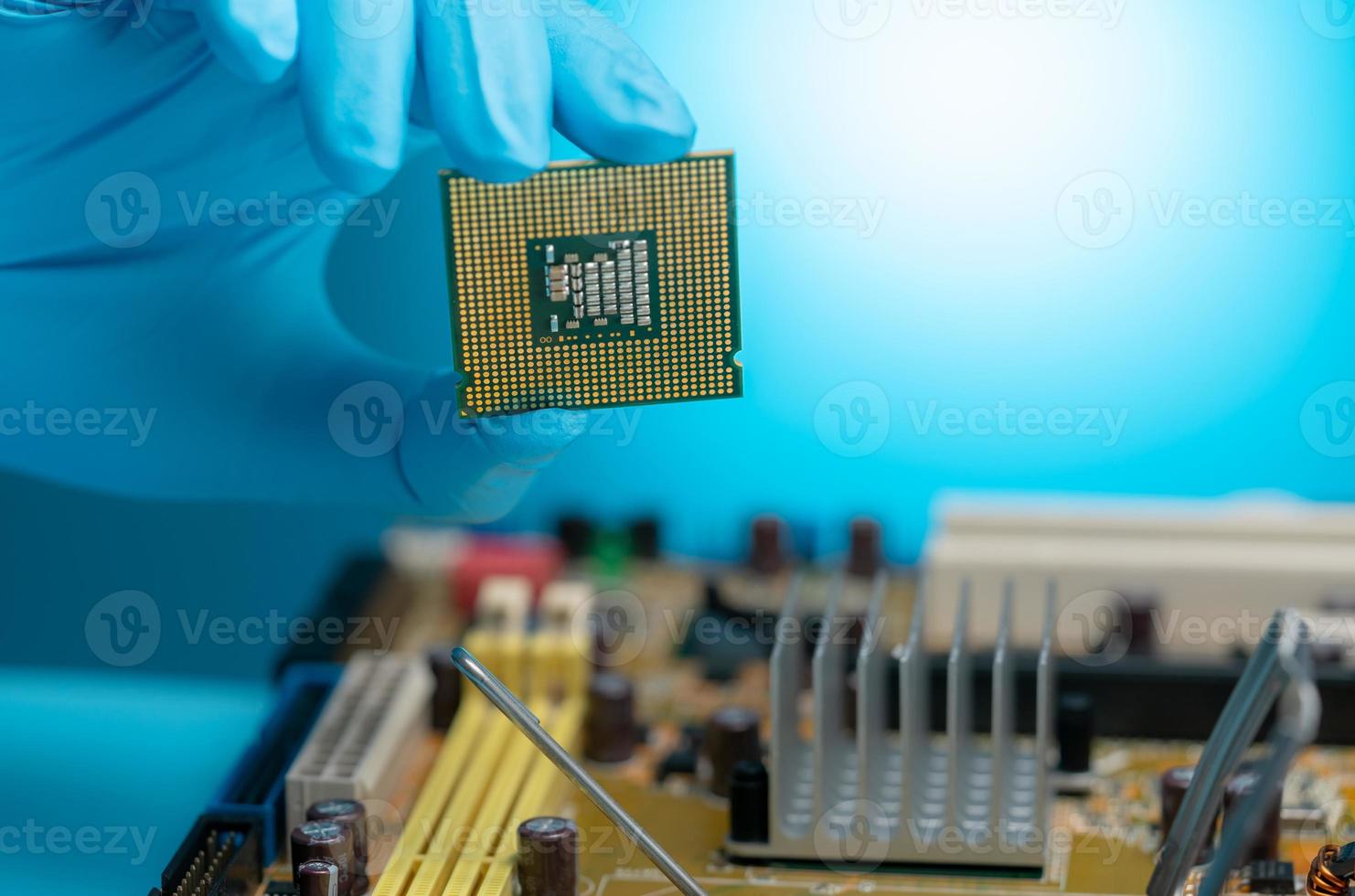 mão de engenheiro eletrônico segurando o chip de computador. chipset da placa de circuito eletrônico para a placa-mãe do pc. processador. componentes eletrônicos. hardware de computador. chip, semicondutores e conceito de guerra comercial. foto