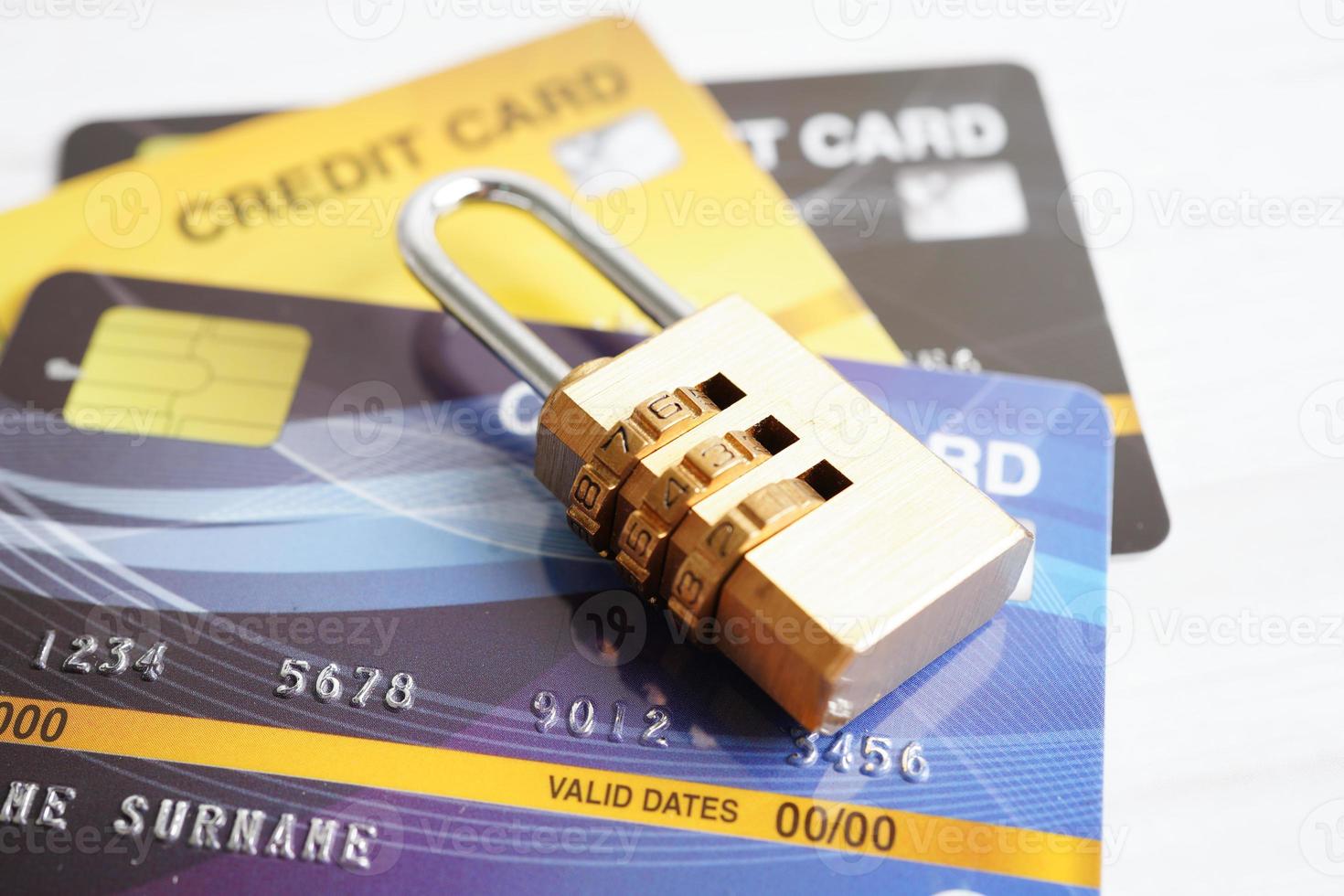 cartão de crédito com bloqueio de chave de senha, conceito de negócio de finanças de segurança. foto