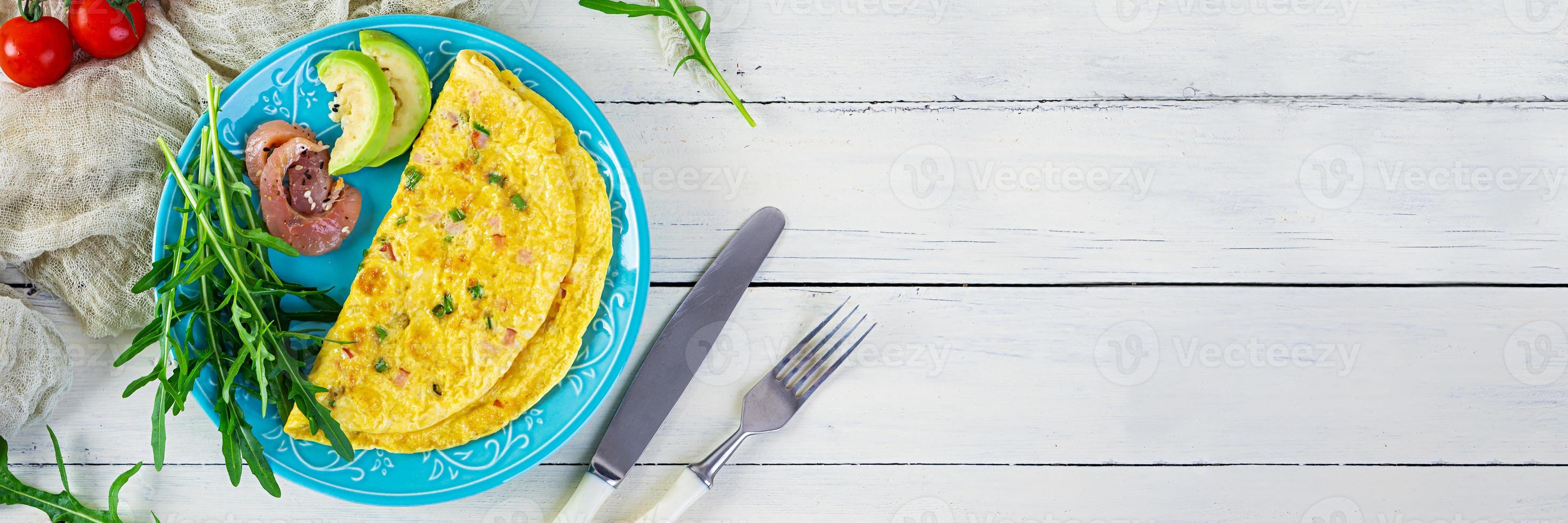 omelete frito com presunto, cebola e ervas. café da manhã com ovos mexidos foto