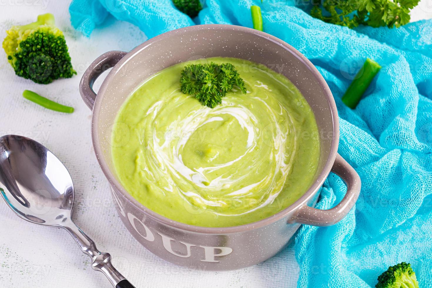 sopa de creme vegetariana com brócolis e ervilha. almoço dieta saudável foto