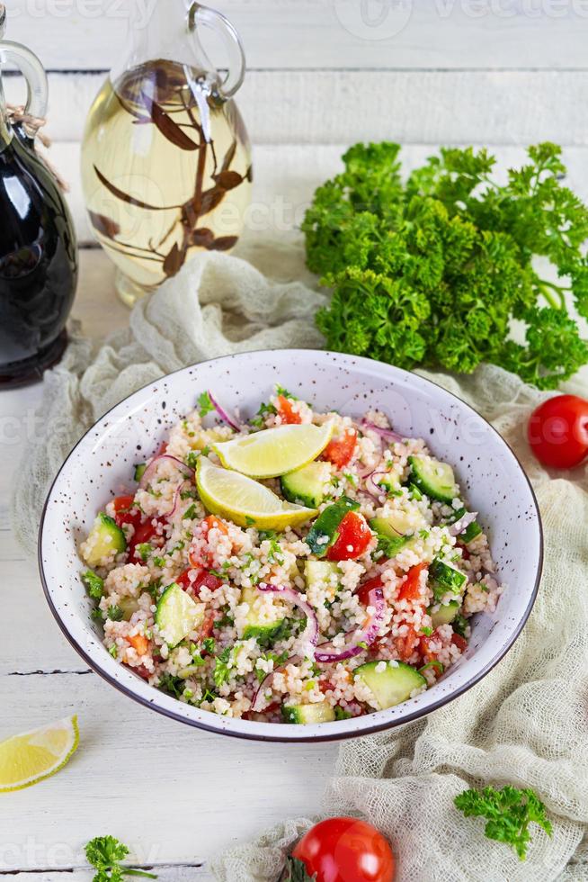 salada de tabule vegetariana com cuscuz, salsa, pepino, tomate. cozinha tradicional do oriente médio ou árabe foto