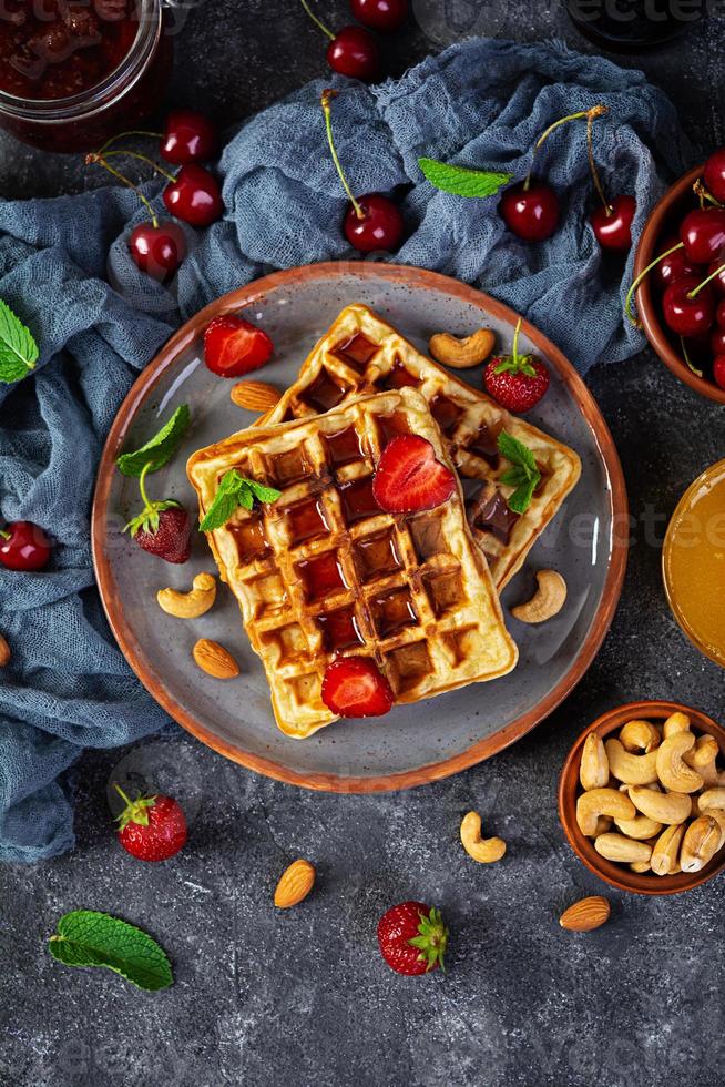 delicioso café da manhã com waffles belgas. waffels com geleia de morango e berry foto