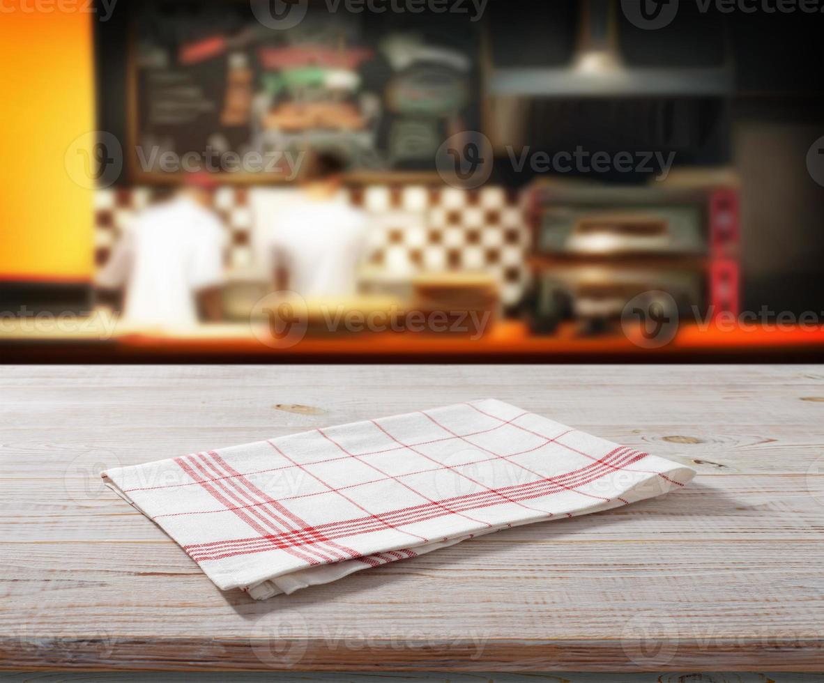 guardanapo branco, toalha de mesa na maquete de deck de madeira. fundo interior de pizzaria. foto