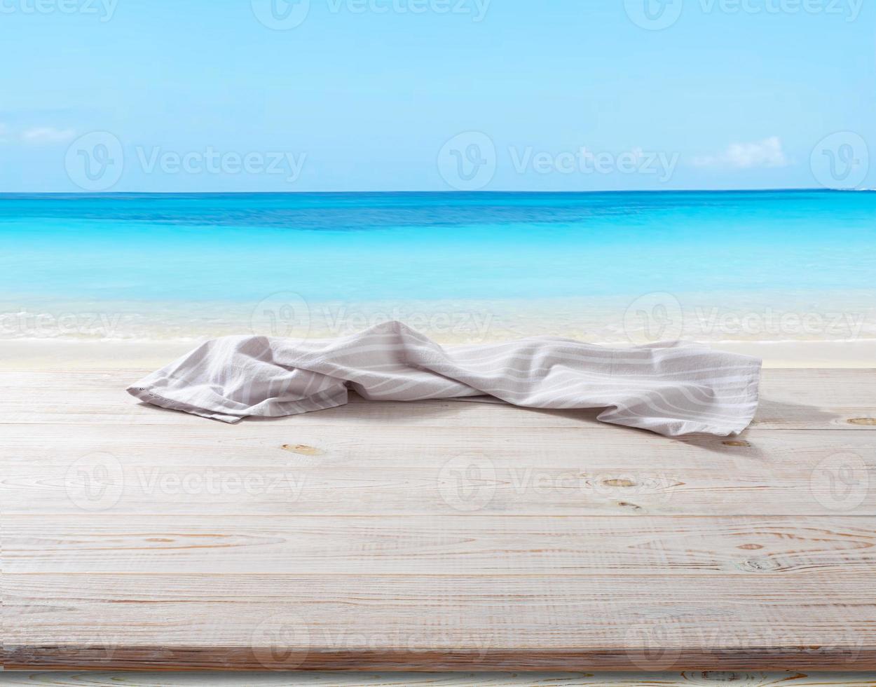 guardanapo branco, toalha de mesa na maquete de deck de madeira. foto