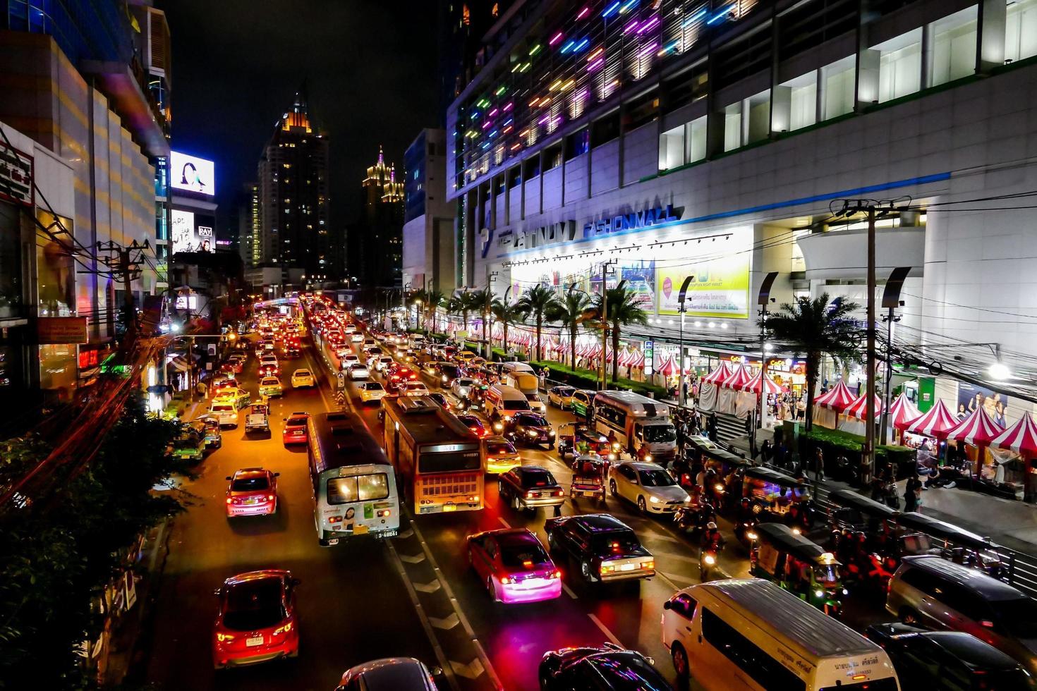 tráfego de rua em bangkok, tailândia, por volta de maio de 2022 foto