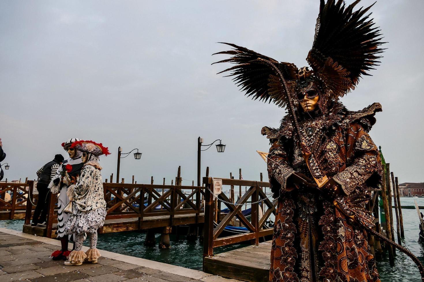 pessoas não identificadas usando máscaras de carnaval no carnaval de veneza em veneza, itália, por volta de fevereiro de 2022 foto