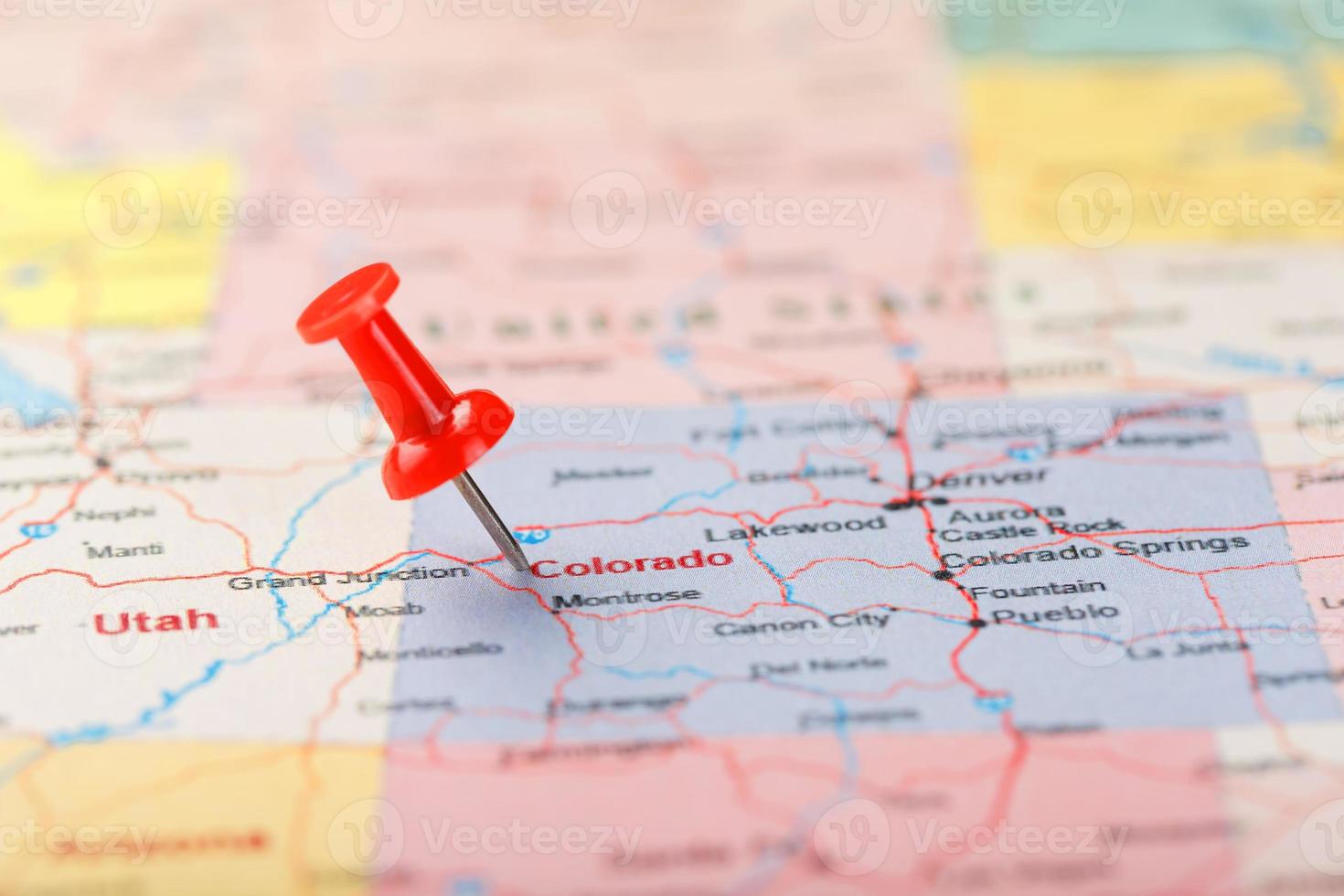 agulha clerical vermelha em um mapa dos eua, colorado e a capital denver. closeup mapa colorado com tachinha vermelha, alfinete de mapa dos estados unidos foto