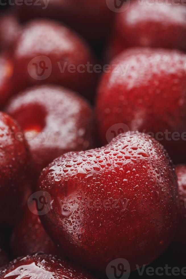 bagas maduras e frescas de uma cereja doce com água cai closeup. foto