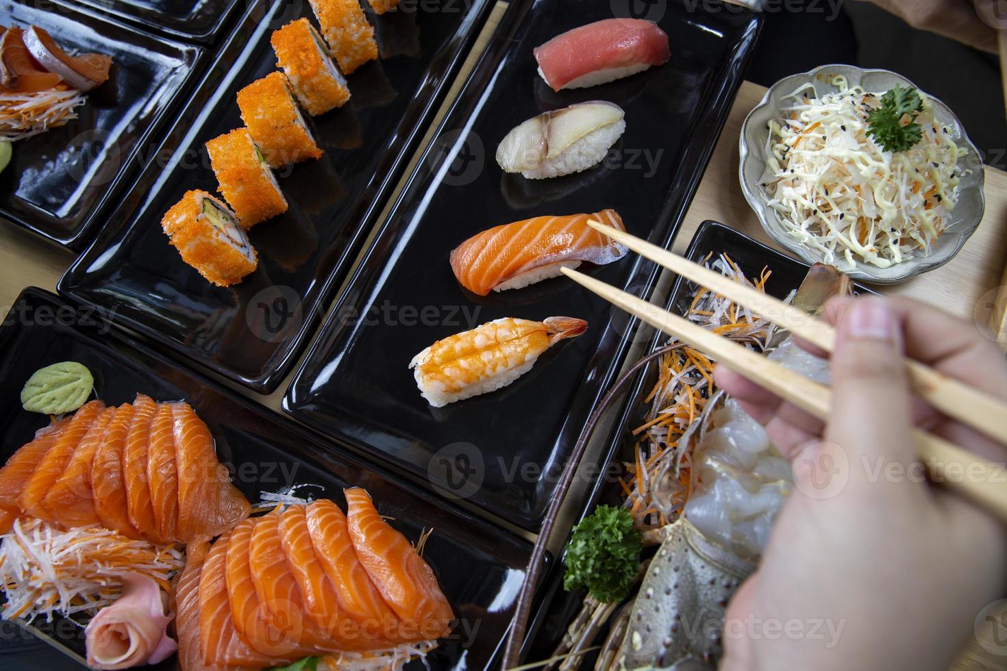 conjunto de sushi japonês, rolos de sushi nigiri e sashimi servidos no menu de restaurante de comida japonesa foto