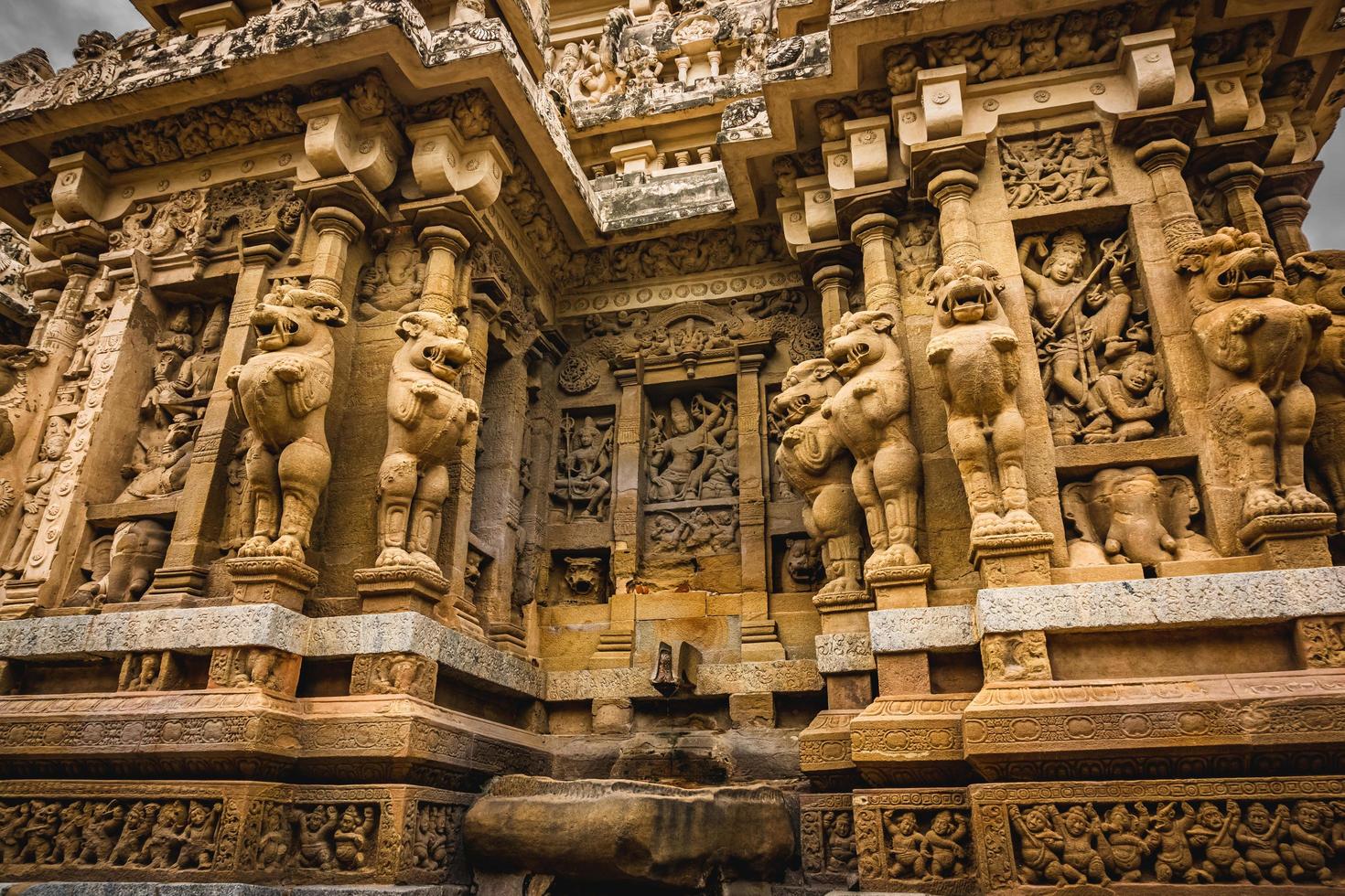 bela arquitetura pallava e esculturas exclusivas no templo kanchipuram kailasanathar, o mais antigo templo hindu em kanchipuram, tamil nadu - os melhores sítios arqueológicos do sul da índia foto