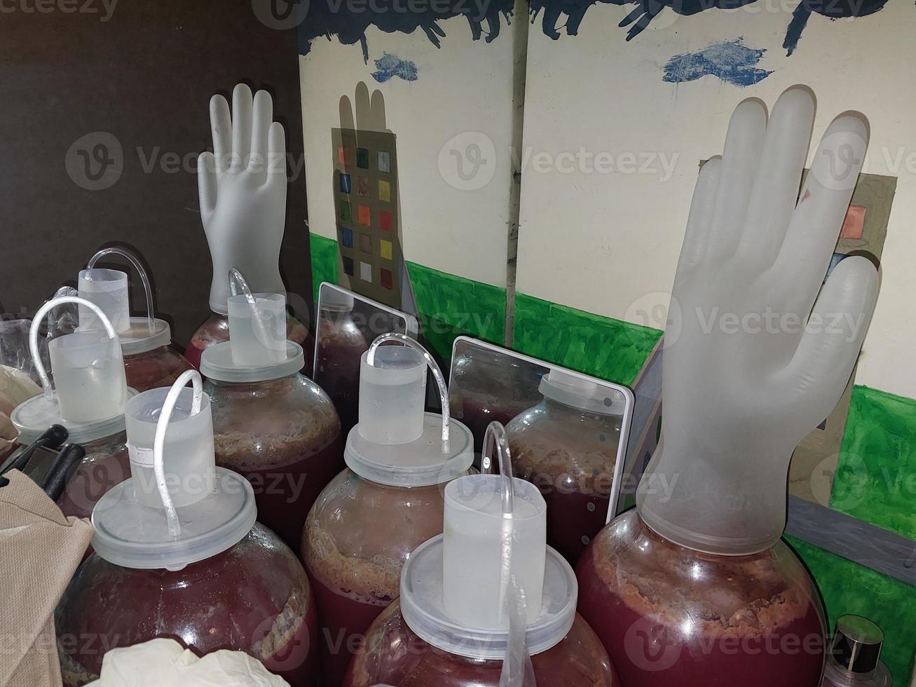 fermentação de vinho caseiro em latas fechadas com selo d'água foto